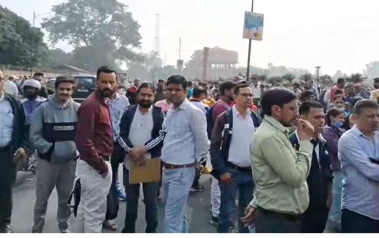 उपनल कर्मचारियों का हल्ला बोल, हजारों की संख्या में परेड ग्राउंड में हुए इकट्ठा, देखें तस्वीरें dehradun