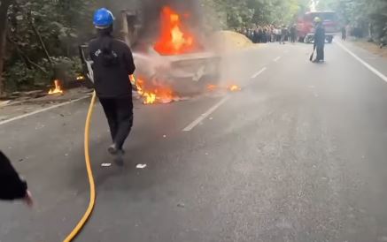 रुद्रपुर : पिकअप और कार के बीच हुई जोरदार टक्कर, दोनों गाड़ियों में लगी भीषण आग