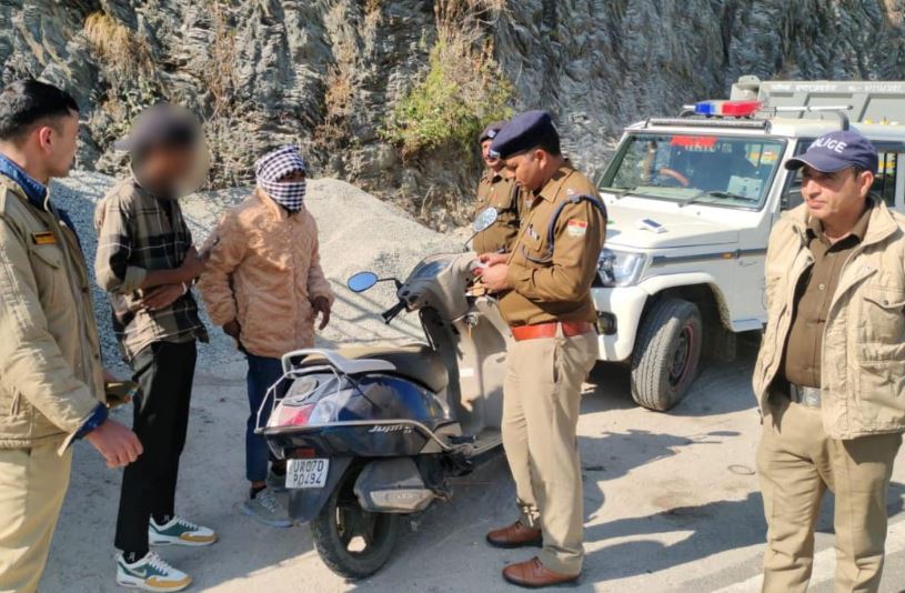 शराब पीकर वाहन दौड़ाने वालों के खिलाफ पुलिस सख्त, चार के DL किए निरस्त शराब पीकर वाहन वाहन दौड़ने वाले के खिलाफ पुलिस की सख्त, चार के DL किए जब्त