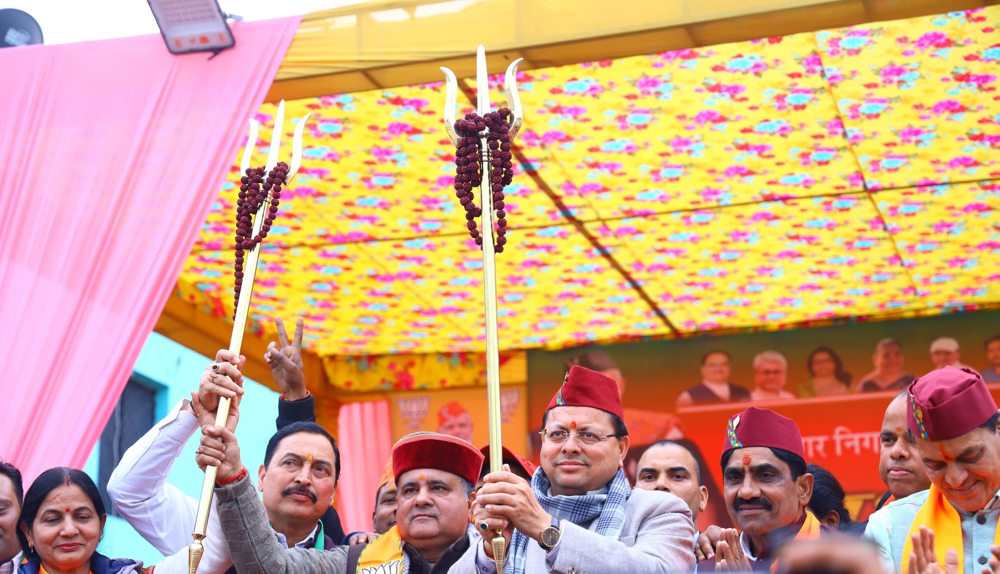 BJP प्रत्याशियों के लिए वोट मांगने ऋषिकेश पहुंचे सीएम धामी