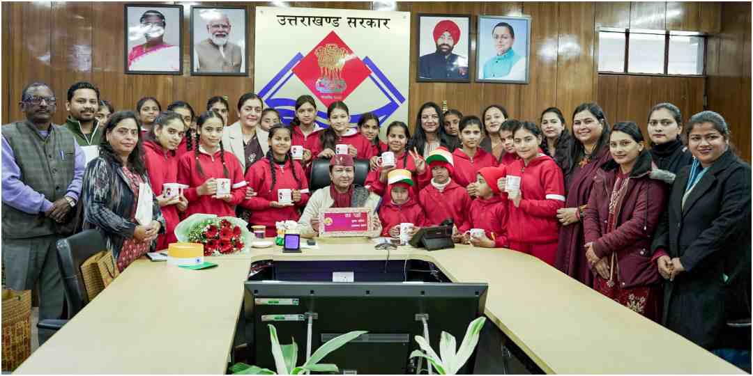 राधा रतूड़ी CS RADHA RATURI WITH GIRLS