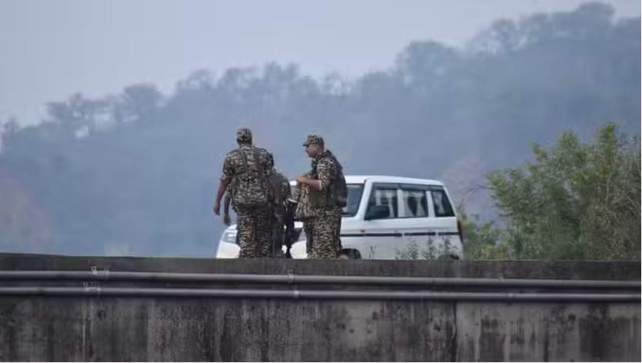 Army vehicle falls into ditch in Bandipora district of Jammu and Kashmir, 4 soldiers killed
