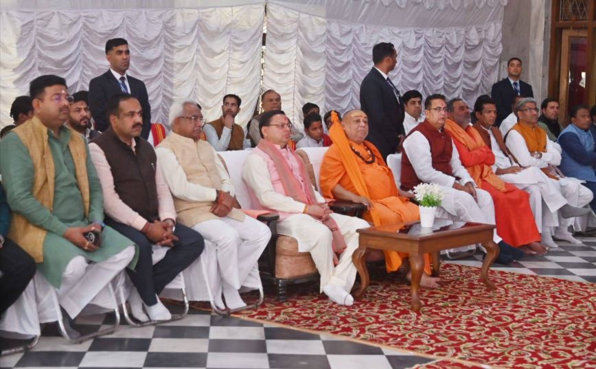 सीएम धामी ने जगतगुरू आश्रम में सुनी पीएम मोदी के 'मन की बात'