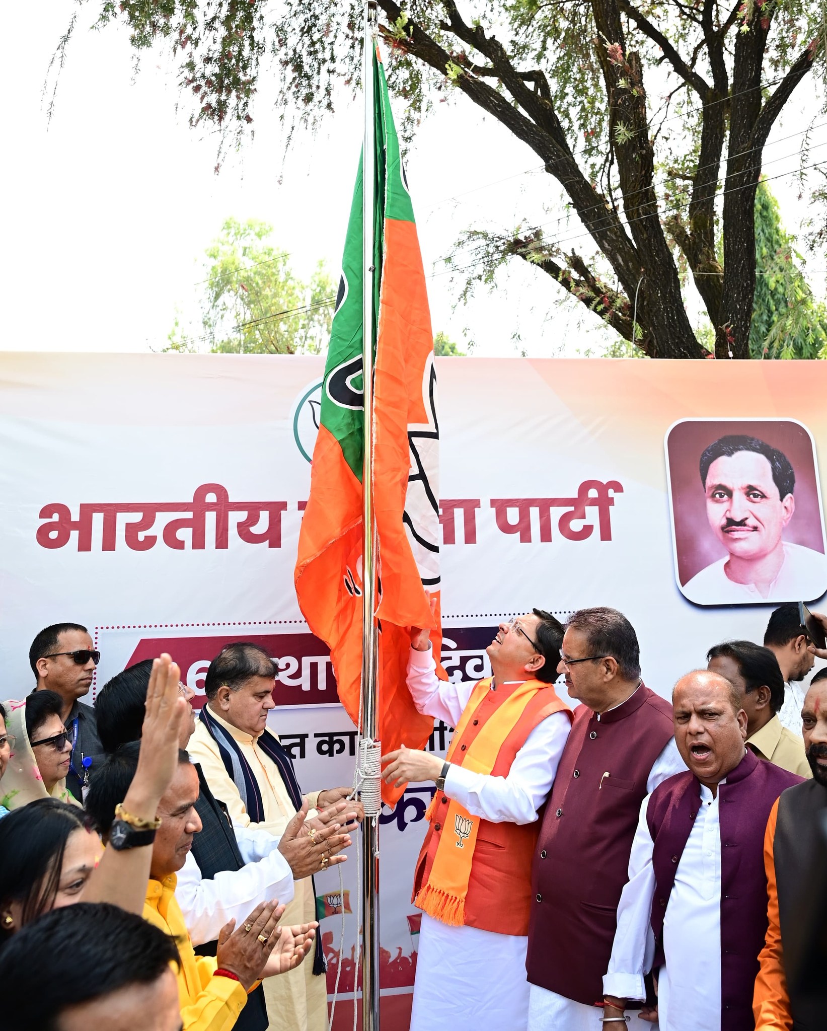 BJP का 46वां स्थापना दिवस : भाजपा मुख्यालय पहुंचे सीएम धामी