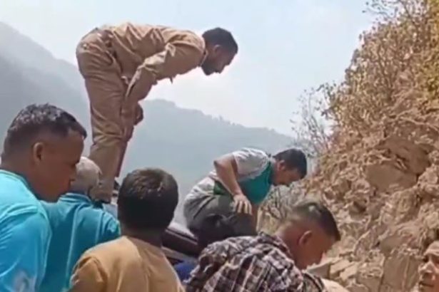 लोहाघाट-पिथौरागढ़ हाईवे पर हादसा : अनियंत्रित होकर सड़क पर पलटी कार