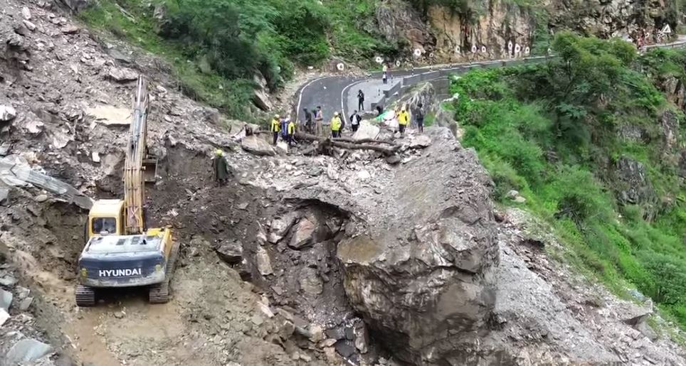 यमुनोत्री हाईवे पर भूस्खलन से यातायात ठप