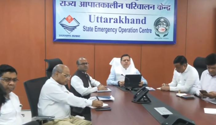 आपातकालीन परिचालन केंद्र पहुंचे सीएम धामी