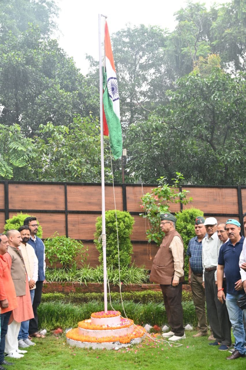 Independence Day 2025: शासकीय आवास में गणेश जोशी ने किया ध्वजारोहण 