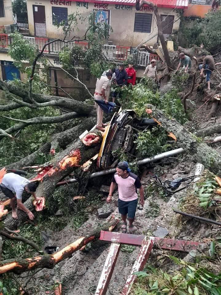 Chamoli Cloudburst LIVE: थराली में फटा बादल, एक महिला की मौत, अन्य की खोज जारी