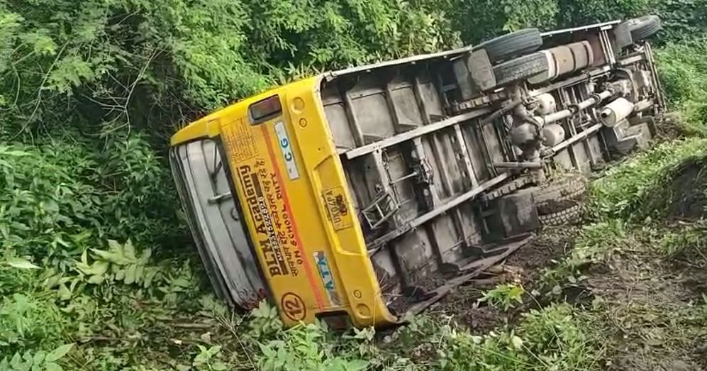 हल्द्वानी में बच्चों से भरी स्कूल बस पलटी, दर्जनों बच्चे घायल, मची अफरा-तफरी हल्द्वानी में पलटी बच्चों से भरी स्कूल बस, दर्जनों बच्चे घायल, मची अफरा-तफरी