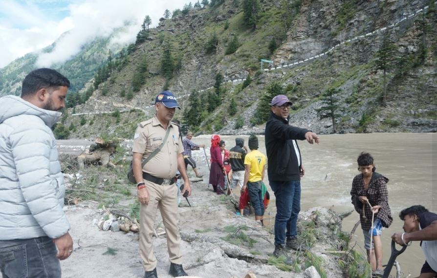 Uttarkashi Cloudburst: हर्षिल से गर्भवती महिला को लाया गया मातली हेलीपैड, अस्पताल में कराया भर्ती dharali