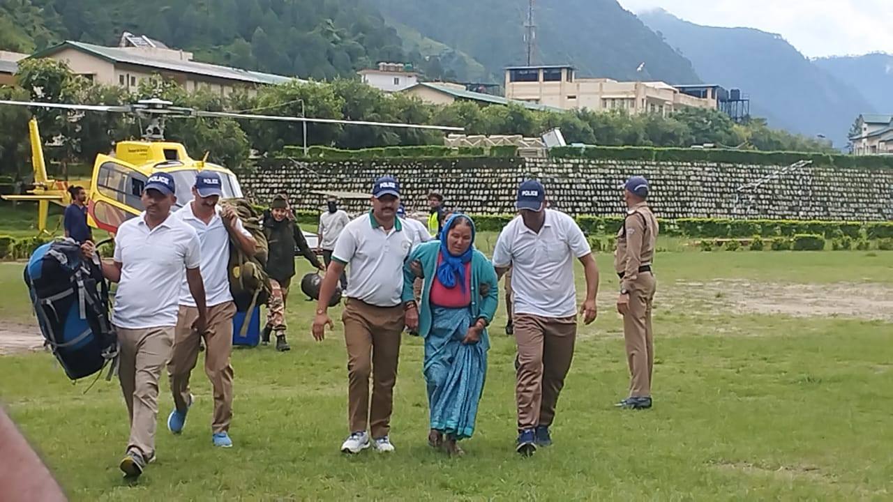 Uttarkashi Cloudburst: हर्षिल से गर्भवती महिला को लाया गया मातली हेलीपैड, अस्पताल में कराया भर्ती dharali