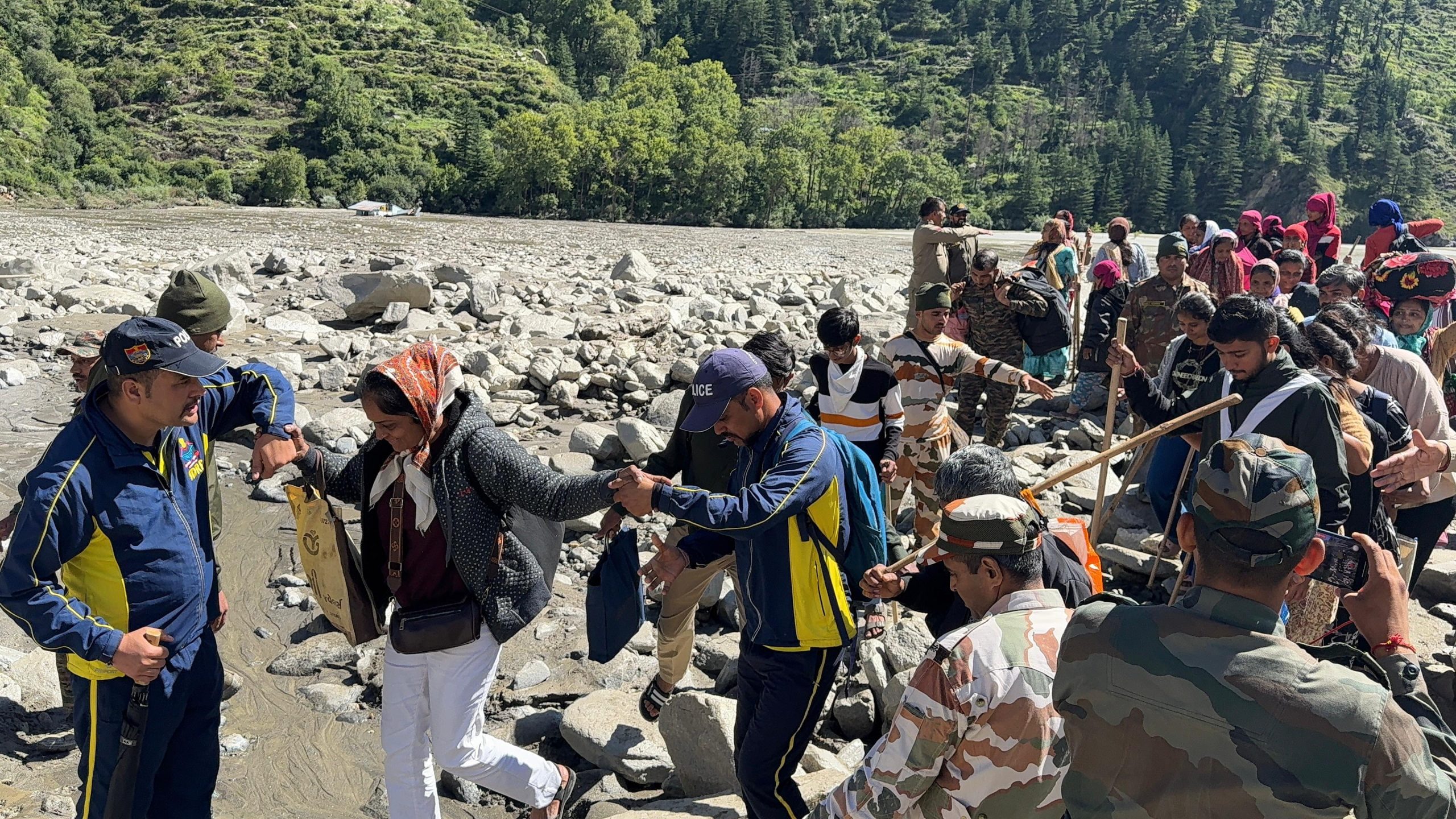 Uttarkashi Cloudburst: हर्षिल से गर्भवती महिला को लाया गया मातली हेलीपैड, अस्पताल में कराया भर्ती dharali