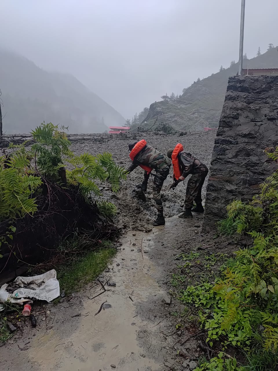 Uttarkashi Cloudburst: हर्षिल से गर्भवती महिला को लाया गया मातली हेलीपैड, अस्पताल में कराया भर्ती Uttarkashi Cloudburst LIVE : मलबे में ढूंढी जा रही जिंदगियां, एयर रेस्क्यू के लिए सेना को भेजा पत्र