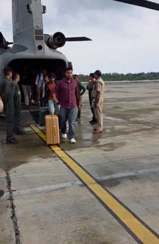 Uttarkashi Cloudburst: हर्षिल से गर्भवती महिला को लाया गया मातली हेलीपैड, अस्पताल में कराया भर्ती dharali