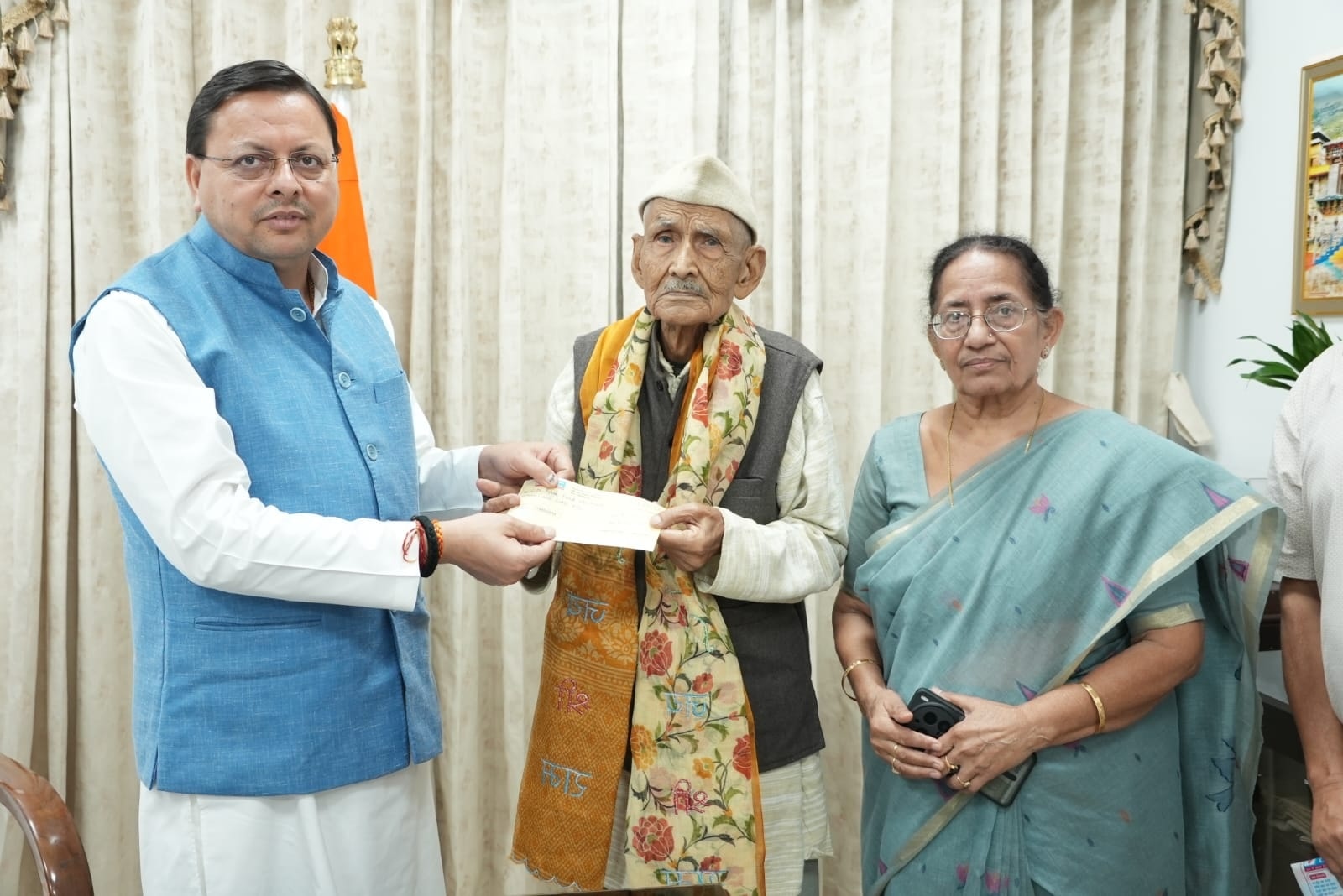 अनोखी मिसाल: 96 साल के बुजुर्ग ने बढ़ाया मदद का हाथ, आपदा राहत कोष में दी 7 लाख की राशि अनोखी मिसाल: 96 साल के बुजुर्ग ने बढ़ाया मदद का हाथ, आपदा राहत कोष में दी 7 लाख की राशि dehradun 96 year old man donating 7 lakh to disaster relief fund