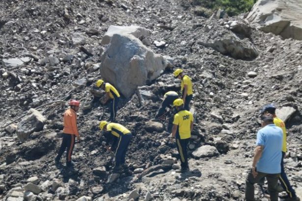 रुद्रप्रयाग के छेनागाड़ में जारी है रेस्क्यू ऑपरेशन