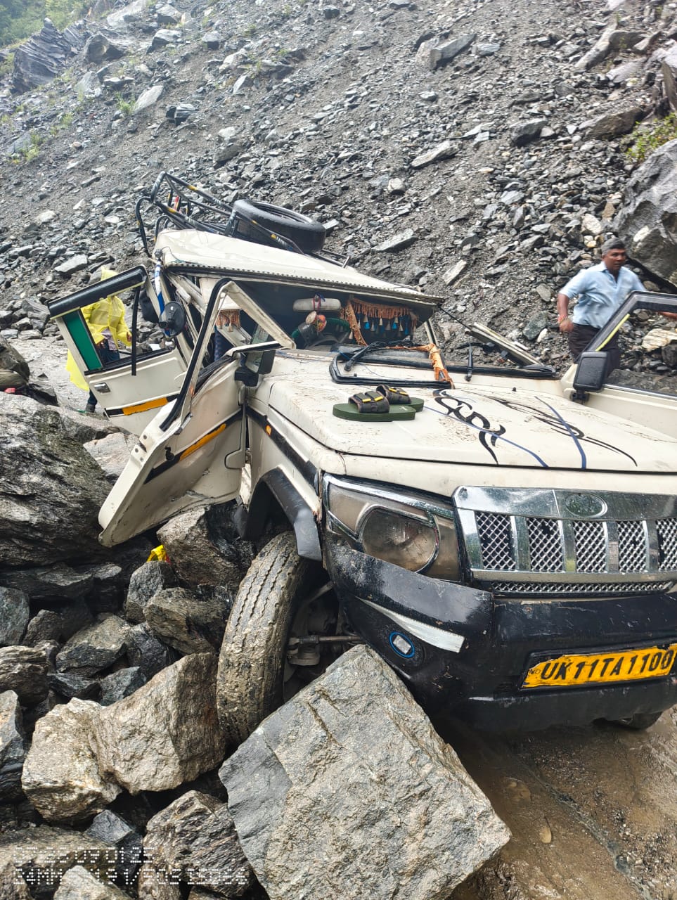 Rudraprayag Accident: मुनकटिया स्लाइडिंग पर पहाड़ी से गिरे बोल्डर की चपेट में आई बोलेरो, 2 की मौत रुद्रप्रयाग हादसा: मुनकटिया स्लाइडिंग पर पहाड़ी से गिरे बोल्डर की चपेट में आई बोलेरो, 2 की मौत