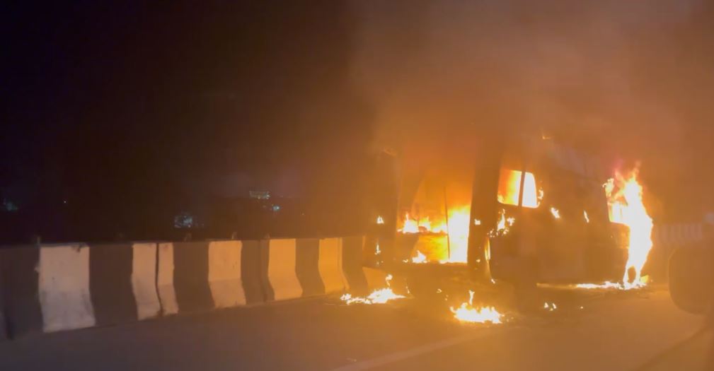 डोईवाला में लच्छीवाला फ्लाईओवर पर दौड़ती एंबुलेंस में लगी आग, मचा हड़कंप ambulance caught fire in doiwala