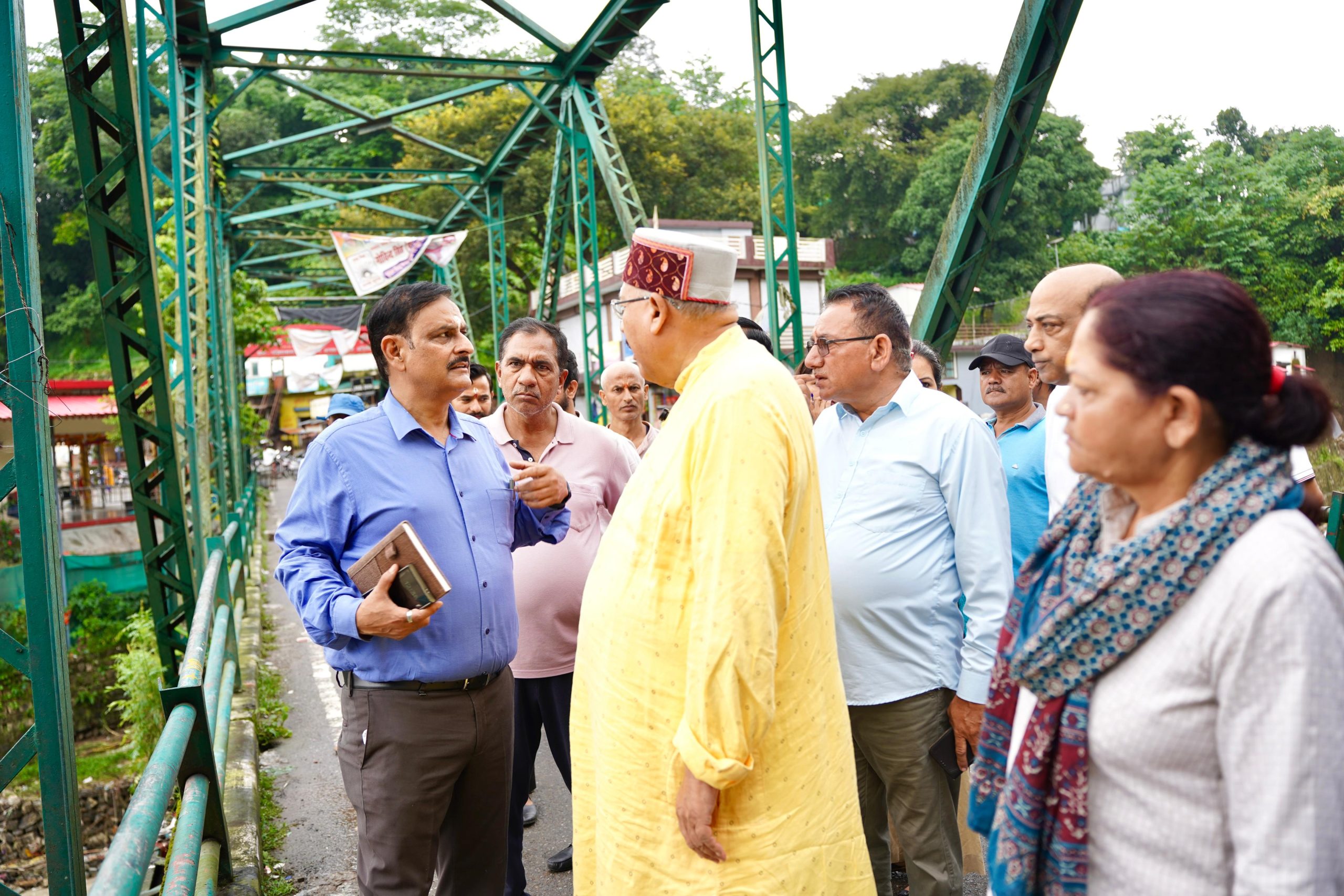 satpal maharaj folding bridge in tapkeshwar temple