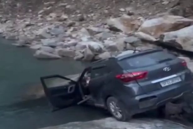 रुद्रप्रयाग-गौरीकुंड हाईवे पर हादसा: अनियंत्रित होकर खाई में गिरी कार, एक की मौत, पांच घायल