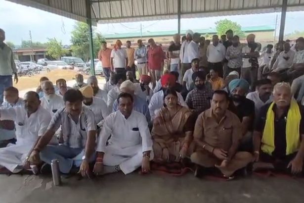 मंडी में धान की खरीद न होने से धरने पर बैठे किसान, दी आंदोलन की चेतावनी, विधायक का मिला समर्थन