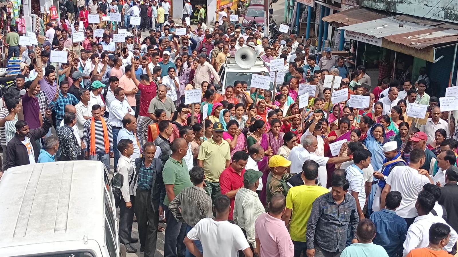 बदहाल स्वास्थ्य व्यवस्था के खिलाफ पांचवें दिन भी आंदोलन जारी, आमरण अनशन ने पकड़ा जोर almora protest