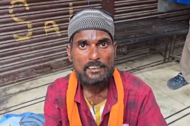 साधु का भेष धारण कर मांग रहा था भीख, नाम था आसिफ, हिंदूवादी संगठन ने पकड़कर किया पुलिस के हवाले