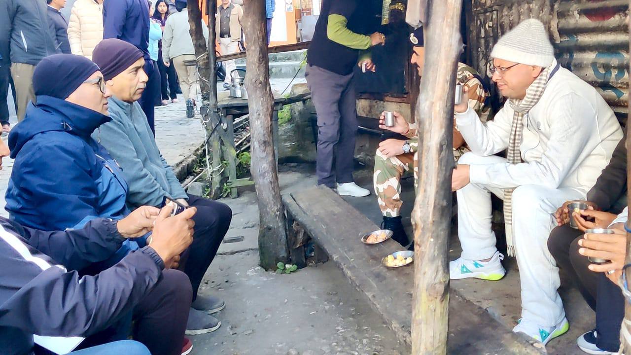 मुनस्यारी में मॉर्निंग वॉक पर निकले CM: ITBP के जवानों और स्थानीय लोगों के साथ लिया चाय की चुस्कियों का आनन्द