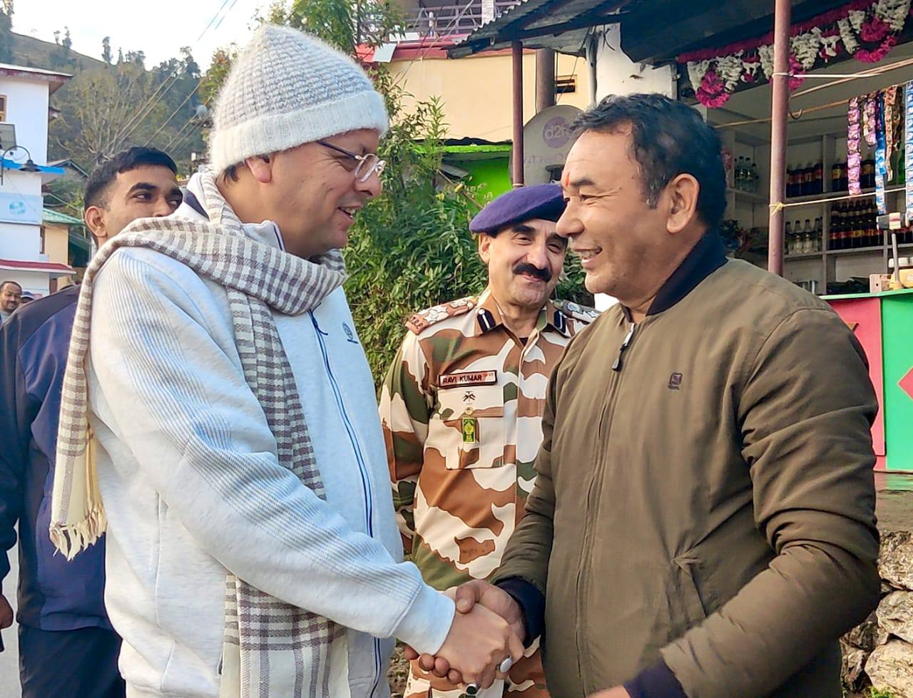 मुनस्यारी में मॉर्निंग वॉक पर निकले CM: ITBP के जवानों और स्थानीय लोगों के साथ लिया चाय की चुस्कियों का आनन्द CM dhami munsyari morning walk