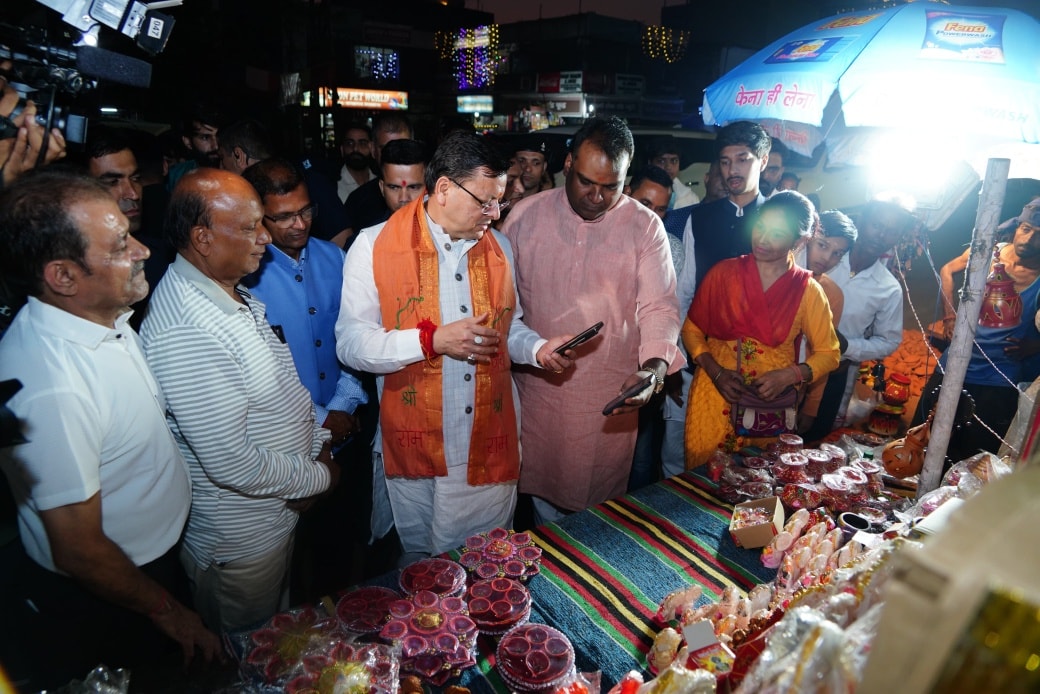 सीएम धामी ने स्थानीय दुकानों और कुम्हारों से ख़रीदे बर्तन, UPI से पेमेंट कर किया प्रोत्साहित dehradun news