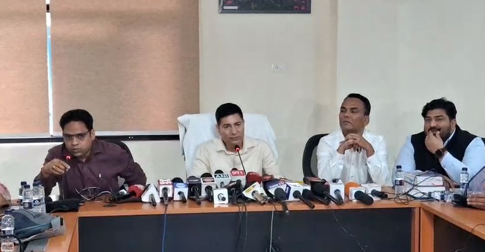 कफ सिरप पर FDA की बड़ी कार्रवाई, उत्तराखंड में छापेमारी अभियान तेज कफ सिरप पर FDA की बड़ी कार्रवाई, उत्तराखंड में छापेमारी अभियान तेज cough syrup dehradun