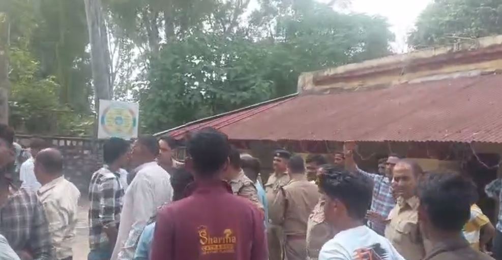 रुड़की में दो पक्षों में बवाल, विवाद के बाद आंबेडकर समिति के अध्यक्ष हिरासत में, ग्रामीणों ने किया चौकी का घेराव haridwar