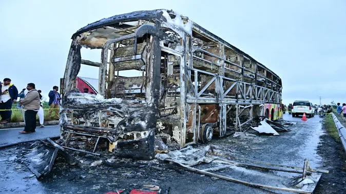 भीषण बस हादसा: जिंदा जले 20 लोग, दिल दहला देगी तस्वीरें bus-catches-fire-in-andhra-pradesh kurnool