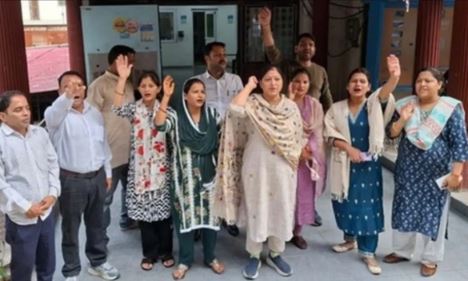 ऋषिकेश: अनशन पर बैठे लोगों को जबरन उठाया, तनाव के बीच ही खुलवाया शराब का ठेका