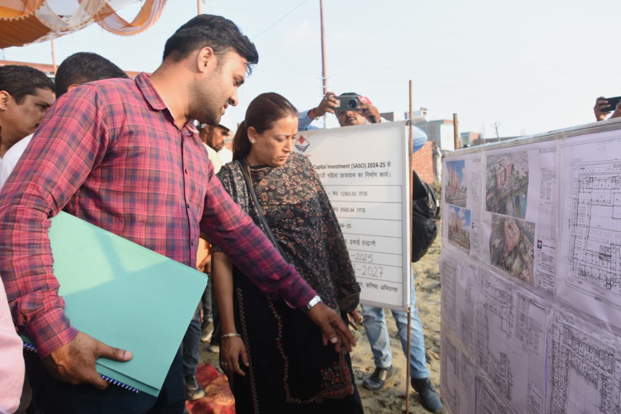 मंत्री ने किया छात्रावास निर्माण कार्य का निरीक्षण, इंजीनियरों से लिया अपडेट