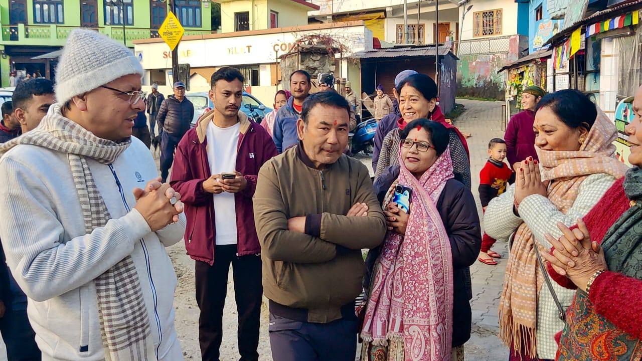 मुनस्यारी में मॉर्निंग वॉक पर निकले CM: ITBP के जवानों और स्थानीय लोगों के साथ लिया चाय की चुस्कियों का आनन्द CM dhami munsyari morning walk