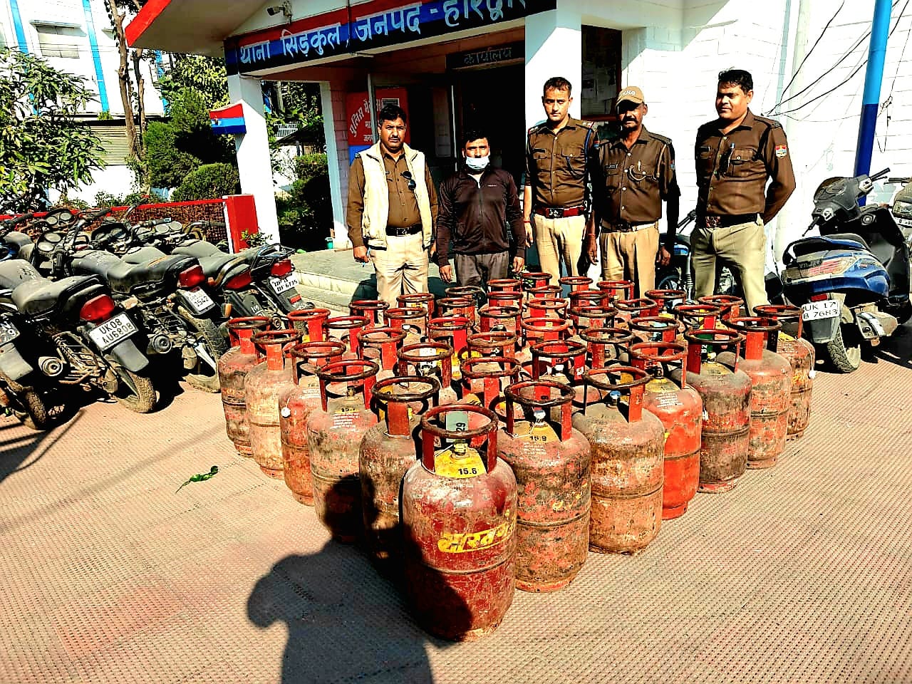 बड़े हादसे की आशंका!, रिहायशी इलाके से बरामद हुए 50 से अधिक अवैध LPG सिलेंडर LPG Cylinder awaidh jakhira