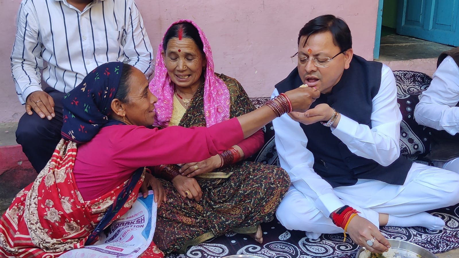 इगास पर आपदा प्रभावितों के बीच पहुंचे CM, ग्रामीणों के साथ किया भोजन, की ये बड़ी घोषणाएं