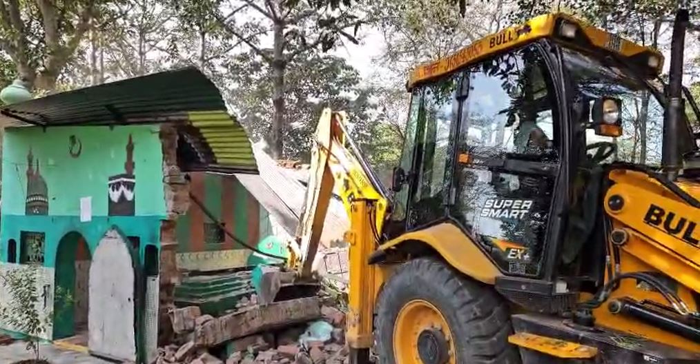 अवैध दरगाह पर प्रशासन की कार्रवाई, सरकारी ज़मीन से हटाया कब्जा अवैध दरगाह पर प्रशासन की बड़ी कार्रवाई, सरकारी ज़मीन से हटाया कब्जा