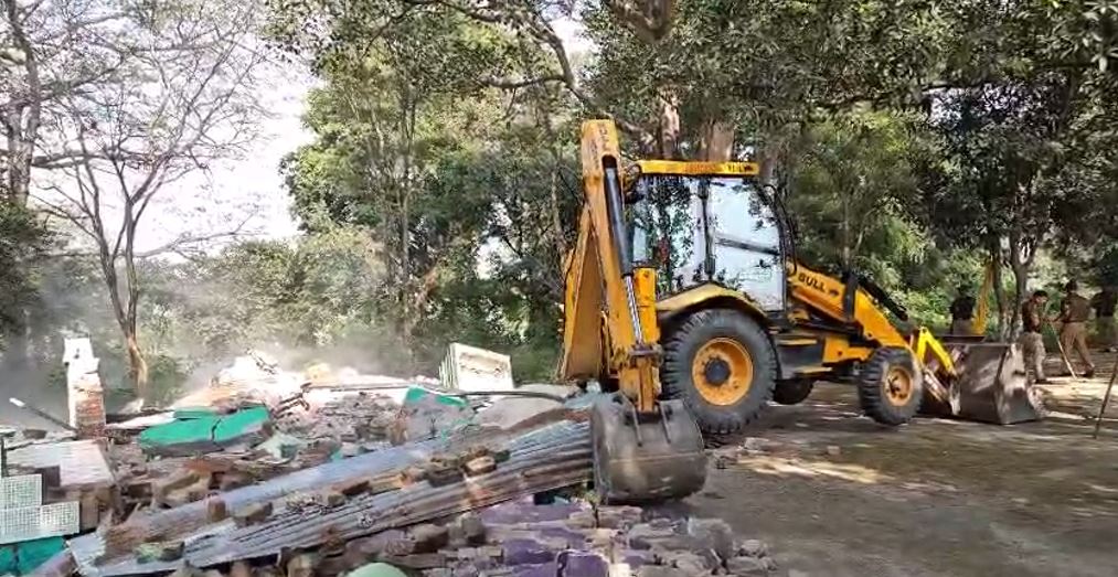 अवैध दरगाह पर प्रशासन की कार्रवाई, सरकारी ज़मीन से हटाया कब्जा haridwar news