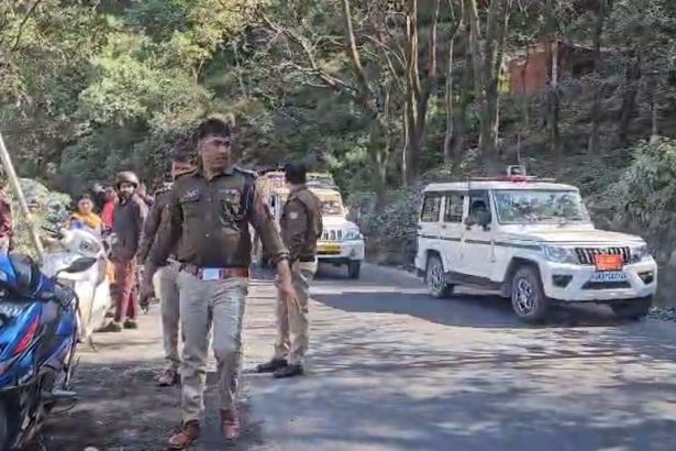 मसूरी-देहरादून मार्ग पर अनियंत्रित होकर खाई में गिरी बाइक