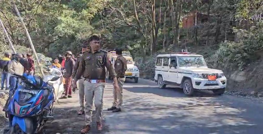 मसूरी-देहरादून मार्ग पर अनियंत्रित होकर खाई में गिरी बाइक