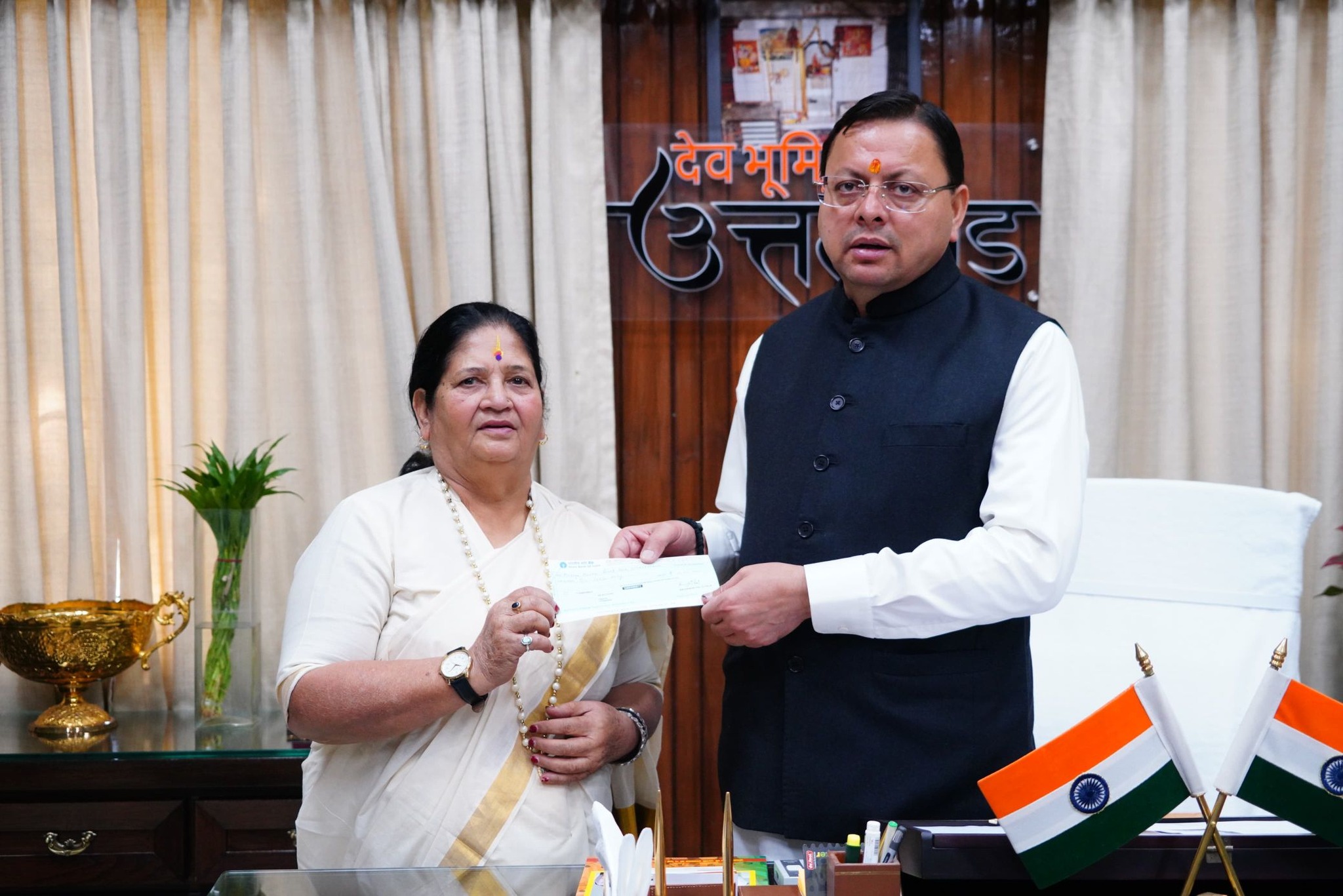 बछेंद्री पाल ने मुख्यमंत्री राहत कोष में दिए 10 लाख