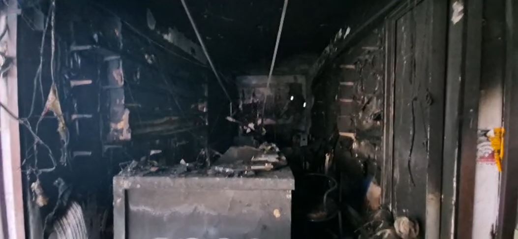 मोबाइल शॉप में लगी आग