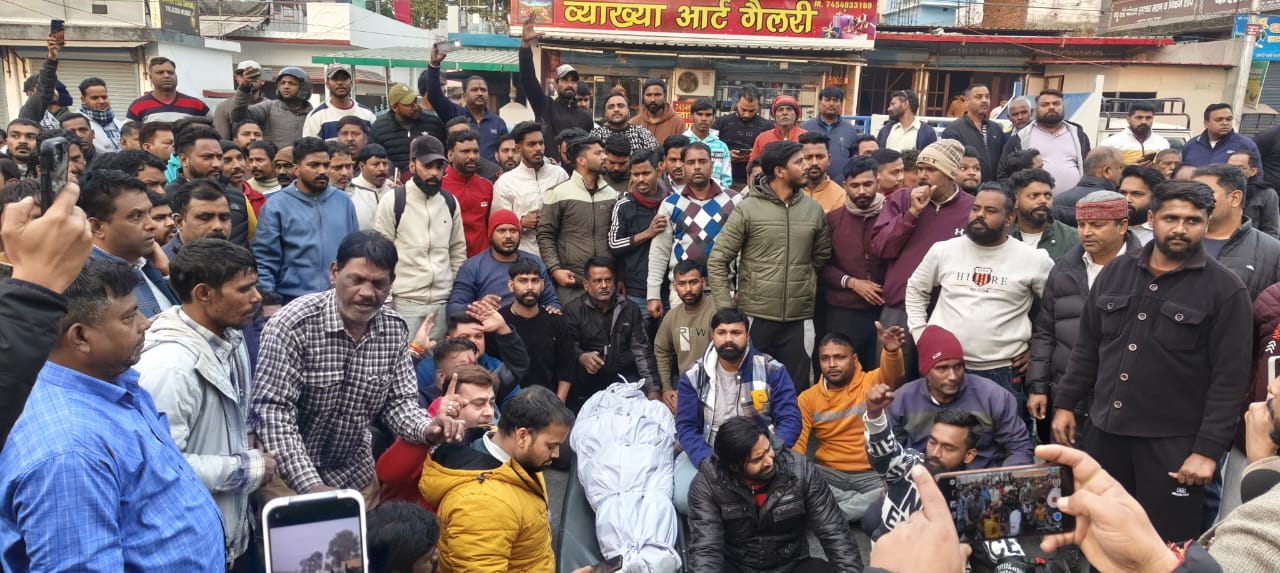 सर्जरी के बाद युवक की मौत: परिजनों ने अस्पताल पर लगाए लापरवाही के आरोप, शव रास्ते में रख काटा हंगामा dehradun-primus-hospital-controversy
