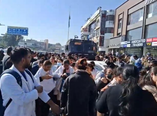 उत्तराखंड नर्सिंग एकता मंच का CM आवास घेराव