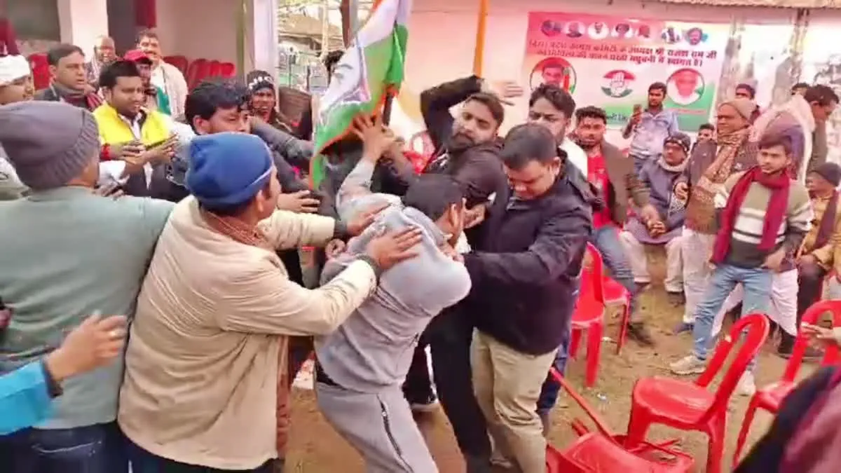 bihar-congress-fight-meeting-viral-video
