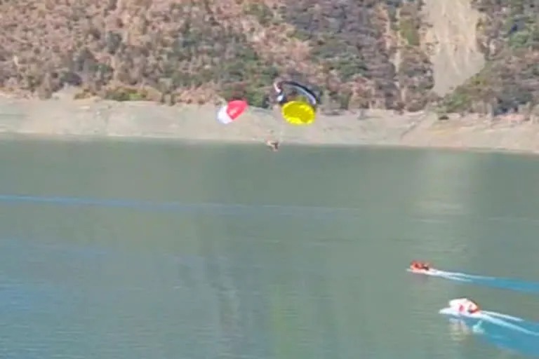 टिहरी में बड़ा हादसा, अनियंत्रित होकर झील में गिरे दो पैराग्लाइडर two-paragliders-fell-into-tehri-lake