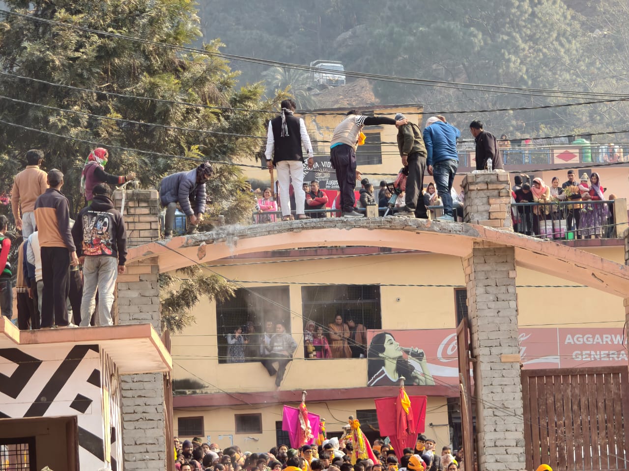 अगस्त्यमुनि बवाल: मुनि महाराज की देवरा यात्रा में हंगामा, DM ने दिए सरकारी गेट तोड़ने वालों पर कार्रवाई के निर्देश